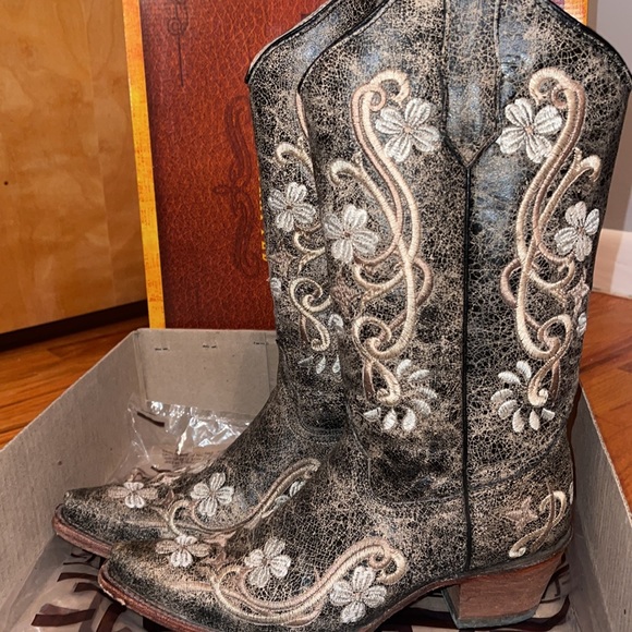 Corral Boots - Picture 3 of 8